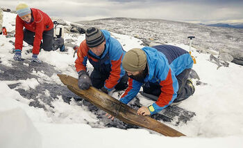 In 2021, the team made a unique discovery in Reinheimen, Norway. In a snowdrift, they found an exceptionally well-preserved ski from the Viking Age that had been encapsulated in ice for over 1,000 years. From left: Mai Bakken, from the Norwegian Mountain Centre, Espen Finstad, from Innlandet County Municipality, and Julian Post-Melby, from the Museum of Cultural History.
