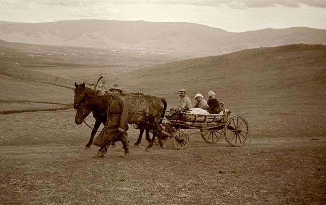 Common transport vehicle in Mongolia in 1911: Horse-drawn carriage.