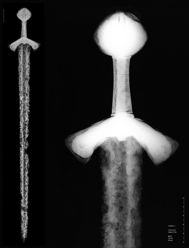 On X-ray it is possible to glimpse rows of signs along the sword blade, but these are very unclear and difficult to define. X-ray photo: Vegard Vike, Museum of Cultural History, UiO.