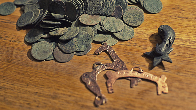 Nærbilde av mynt og små gjenstander.