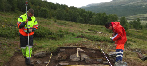Bildet kan inneholde: geologisk fenomen, jord, tre, yttertøy, landlig område.