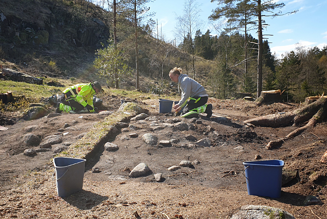 Utgraving av gravrøys på middelaldergården Bjerland i Lindesnes kommune, Agder fylke.