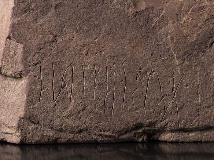 Nærbilde av en stein med runeinskripsjoner