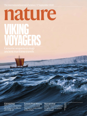 Forsiden av tidsskriftet Nature med en replika av et vikingskip seilende på havet.