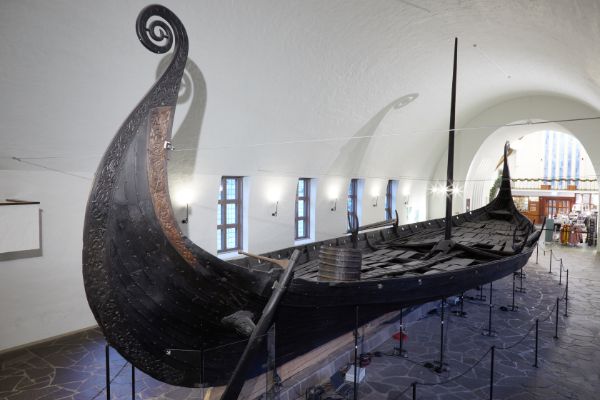 Osebergskipet på Vikingskipshuset fotografert i januar 2020