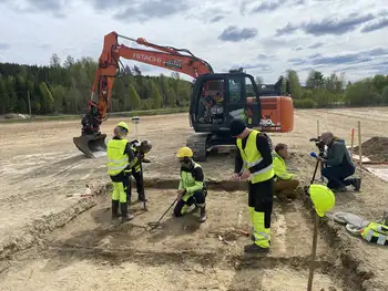 Bildet kan inneholde: synlighetsklær, arbeidsklær, hjelm, bygningsarbeider, blåkragearbeider.