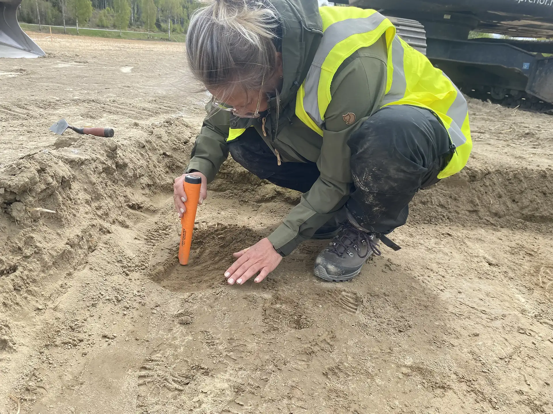 Bildet kan inneholde: arbeidsklær, sand, jord, synlighetsklær, geologi.