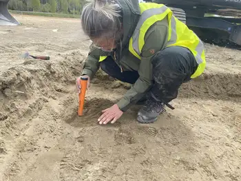 Bildet kan inneholde: arbeidsklær, sand, jord, synlighetsklær, geologi.