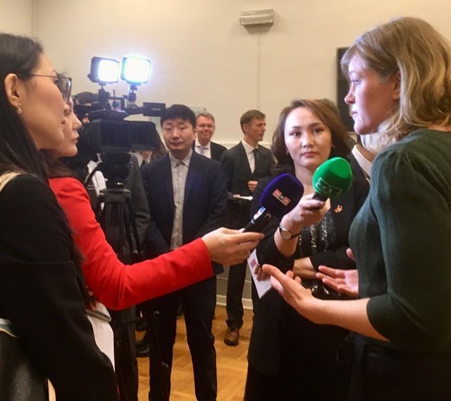 Stipendiat Maria Kartveit vert intervjua av mongolsk presse.