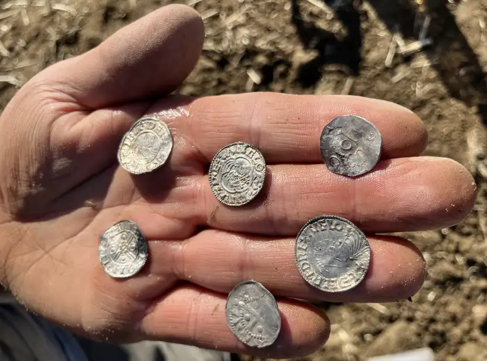 Nærbilde av sølvmynter fra vikingtiden.
