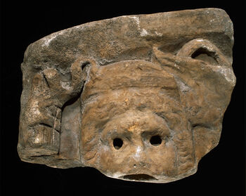 (C40834) Fragment av et sarkofagrelieff fra 150–200 e.Kr., fra gulvet i et hus i Jaffa (nå Tel Aviv-Jaffa), Israel. Det er av marmor, er 40 cm. høyt, og man kan se restene av girlandere, som var typiske dekorasjoner på denne typen sarkofager, og en tragediemaske, som kjennes igjen på den åpne munnen og de store, tomme øyenhulene. Slike masker er vanlige i gravkunsten i den gresk-romerske kultursfæren. Fragmentet tilkom museet som en gjenstand i Baron Platon von Ustinows (1840–1917) samling.