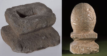 C40914 (venstre) og C41764 (høyre). Etruskisk gravsten av typen cippus fra Orvieto, Italia, fra 500–400-tallet f.Kr. Etruskerne var på den tiden en dominerende befolkning i de sentrale delene av den italiske halvøyen, og dette eksempelet er av denne typen cippus , som var enkle gravstener med en skulptur formet som en pinjekongle festet til en rektangulær. Mange av dem har innskrifter, men flere av disse er blitt lagt til i nyere tider. Dette eksempelet er en gave fra professor Alf Torp (1853–1916), som var ekspert på indoeuropeiske språk.