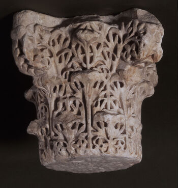 (C40953) Kapitel av marmor med dimensjonene 31x22x15 cm, dekorert med stiliserte akantusblader. Paralleller finnes i syrisk-umayyadisk kunst og arkitektur fra ca. 700–1000 e.Kr. Kapitelet har ukjent proveniens, men kan ha kommet til museet som en gjenstand i Baron Platon von Ustinows (1840–1917) samling.