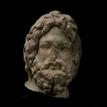 (C42181) Hode av marmor fra ca. 150–175 e.Kr. av en type som er kjent fra flere romerske fremstillinger av guden for medisin og helse, Asklepios. Det er fra en statue, men er brukket av fra kroppen. Denne typen Asklepios-hoder som regnes som kopier av en gresk modell fra 300-tallet f.Kr. Det er funnet to andre liknende eksempler i det syrisk-palestinske området, som også dette hodet sannsynligvis kommer fra. Det kom til museet som en gjenstand i Baron Platon von Ustinows (1840–1917) samling.