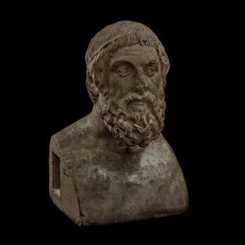 (C42182) Herme med en idealisert fremstilling av den klassisk greske tragedieforfatteren Sofokles (497/6–406/5 f.Kr.) i en romersk kopi fra det første århundre e.Kr. Det ble funnet i en romersk villa i Caesarea, Palestina, og er av en versjon som var svært populær, og som kan ha hatt et Sofokles-portrett fra Dionysosteateret i Athen fra 340–330 f.Kr. som modell. Slike hermer ble gjerne brukt som dekorasjoner i hager og biblioteker i romerske villaer. Hermen tilkom museet som en gjenstand i Baron Platon von Ustinows (1840–1917) samling.