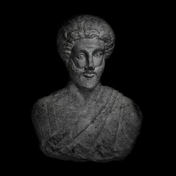 (C42234) Gravbyste av en godt voksen mann fra Skythopolis (Beit-She’an), Israel, fra 160–180 e.Kr., da det ble populært å bære skjegg blant menn i Romerriket. Øynene er plassert skjevt, sannsynligvis for å skape en illusjon av en vridning av hodet mot høyre. Klærne hans har innrissede striper, som markerte linjene i bemalingen. Bysten er den såkalte «Kløftet hake»-familien, men skjegget dekker til denne delen av ansiktet. Eksempelet her tilkom museet som en gjenstand i Baron Platon von Ustinows (1840–1917) samling.
