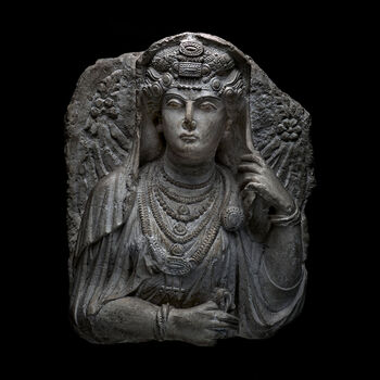 (C42238) Gravrelieff i kalksten av en kvinne fra Palmyra, Syria, fra 200-tallet e.Kr. De palmyrenske gravrelieffene har en karakteristisk stil, som kjennetegnes av byster med stilisert fremstilte individer med skarpskårne ansiktstrekk, og detaljerte smykker og frisyrer mot bakgrunner dekorerte med stiliserte florale symboler og ornamenter. Relieffene var opprinnelig bemalte, og forseglet sjaktene der de døde ble stedt til hvile i palmyrenske gravhus. Dette eksempelet tilkom museet som en gjenstand i Baron Platon von Ustinows (1840–1917) samling.