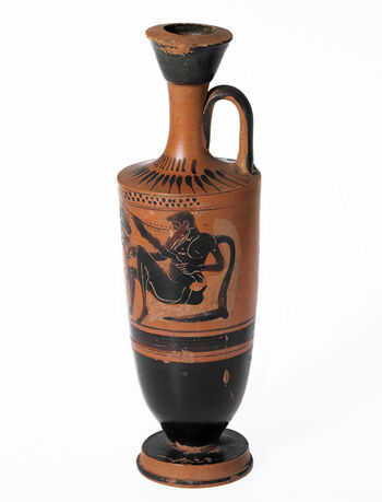 (C42714) Keramikkvase av typen lekythos med smal, konkav hals og ett håndtak, fra ca. 500–480 f.Kr., fra Athen, Hellas. Den er 17,5 cm. høy og malt i sortfigurstil, og motivet er fra den homeriske sagnverdenen. Kyklopen Polyfem er gjengitt i grotten, mens helten Odysseus og hans menn flykter derfra. Eksempelet ble funnet av den berømte tyske arkeologen Heinrich Schliemann (1822–1890), og var blant gjenstandene som ble gitt museet i gave fra Oscar II (1829–1907) av Sverige-Norge.