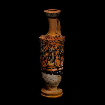 (C42745) Keramikkvase av typen lekythos med smal, konkav hals og ett håndtak, fra ca. 500–480 f.Kr., fra Athen, Hellas. Den er 18,5 cm. høy og malt i sortfigurstil. Motivet viser vinguden Dionysos, og hans kvinnelige følgesvenner, menædene, ridende på esler. Vasen ble innlemmet i museets samlinger på slutten av 1800- eller begynnelsen av 1900-tallet.
