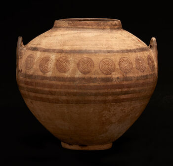 (C42757) Keramikkurne av typen stamnoid pyxis fra Vest-Kypros, fra ca. 750–600 f.Kr. Den er 31,5 cm. høy, og kan ha blitt brukt som askeurne. Den er dekorert med et horisontalt belte av konsentriske sirkler i rødt med sorte striper over og under. Vasen ble kjøpt på en auksjon i London og gitt museet i gave fra en privat eier i 1946.