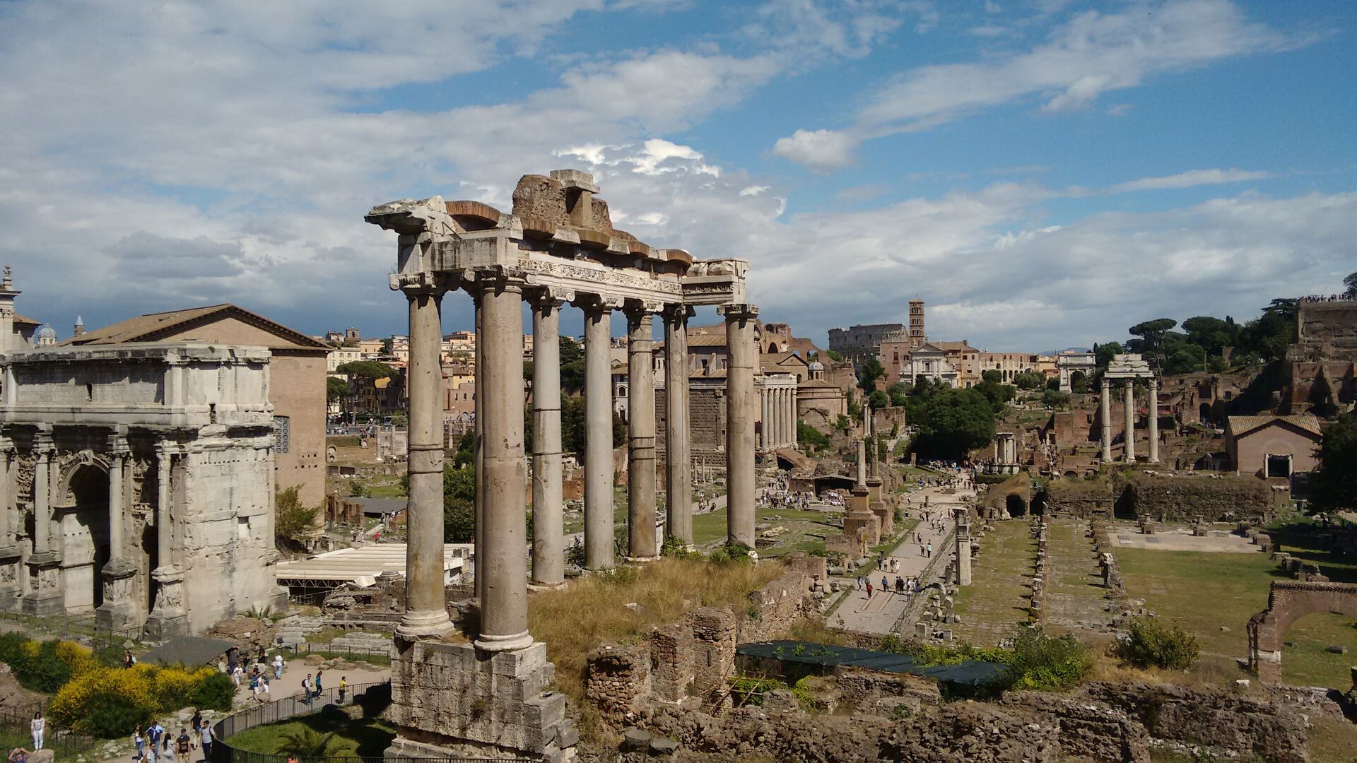 Ruiner av "Forum Romanum" i Roma. Det består av et rektangulært romersk forum som i dag er omgitt av ruiner av flere betydningsfulle administrasjonsbygg fra antikken.