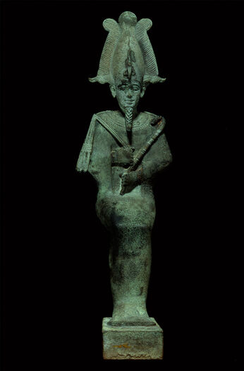 (C47126) Figur av bronse fra 664–305 f.Kr. av den egyptiske guden Osiris i sittende positur. Den er 26 cm. høy, og har sittet på en trone, som er tapt. Guden bærer sin krone, som er kjennetegnet av en kobra ( atef ), et septer, og på haken det krumme kongeskjegget er festet på haken. Han er iført et mumiesvøp, når han gjengis på tronen, er det i rollen som dommer over de døde, og hersker over underverdenen. Figuren ble gitt i gave til museet før 1842, da den ble ført opp i aksesjonskatalogen.