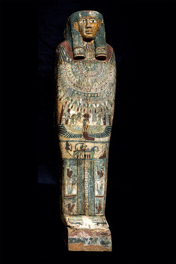 (C47711) Egyptisk mumiekiste av tre fra Akhmim (Naga el-Diabat) i Egypt. Den utgjør et sett som inkluderer menneskelige levninger. Settet er satt sammen av ulike komponenter, noe som er vanlig, for kister ble gjerne gjenbrukt. Kisten, som måler 171,5 cm. i høyden, har dekorasjoner som plasserer i tiden mellom 300 og 200 f.Kr. og forteller at den ble laget for en mann, mens mumien er av en kvinne. Settet ble gitt i gave til kong Oscar II (1829–1907) og unionen Sverige-Norge i 1889.
