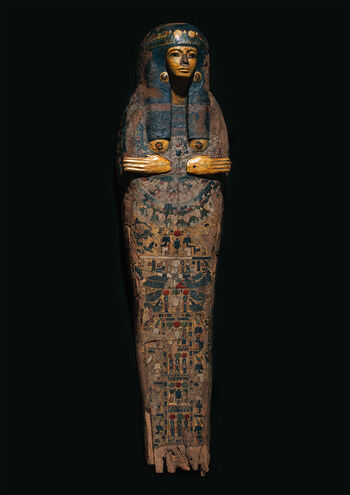 (C47713) Mumiekiste av tre fra 1069–945 f.Kr., fra en stor grav for prester («Bab el-Gusus») i Teben, Luxor, Egypt. Den er 194,5 cm. høy, og er en del av et sett med en ytterkiste ved Medelhavsmuseet i Stockholm og, sannsynligvis, et mumiedeksel, som er i Uppsala. Den gravlagte var en jente ved navn Ankhsenmut, og detaljrikdommen i de påmalte dekorasjonene, og gullfargen som ble brukt på ansiktet, antyder at hun hørte til en velstående familie. Kisten ble gitt i gave til kong Oscar II (1829–1907) og unionen Sverige-Norge i 1889.