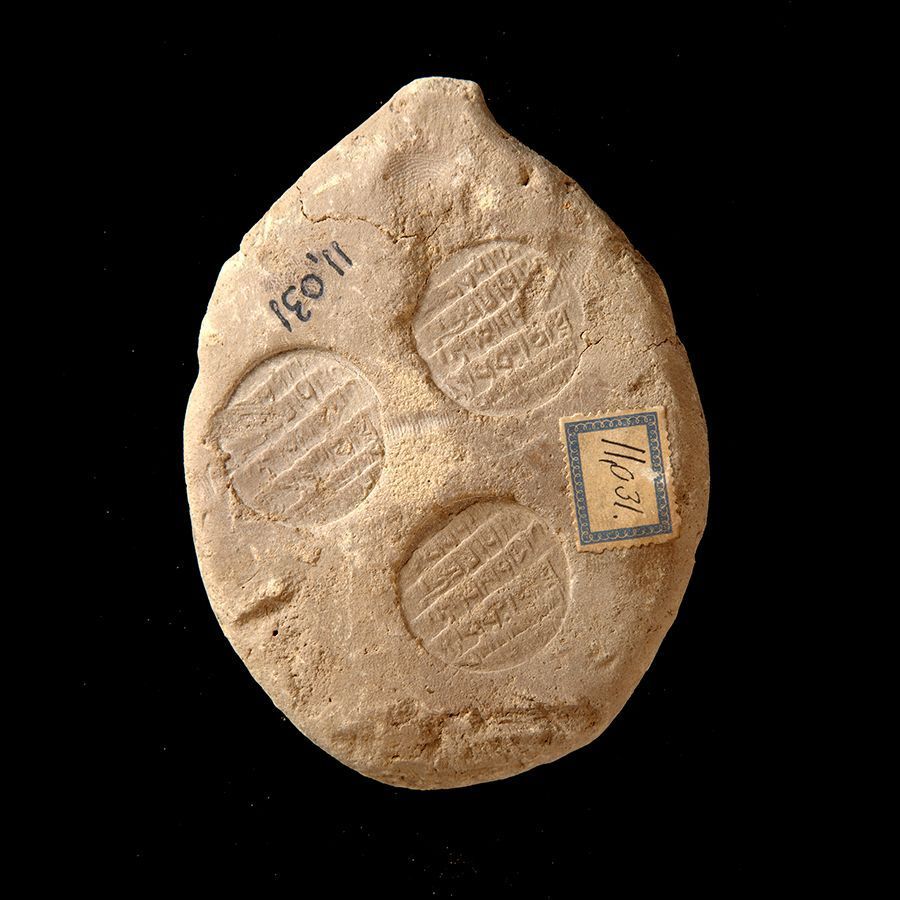 Baksiden av et av seglene viser tre ye dharma- stempler med tekst på sanskrit. (UEM 11031) Foto: Kulturhistorisk museum, UiO/Eirik Irgens Johnsen