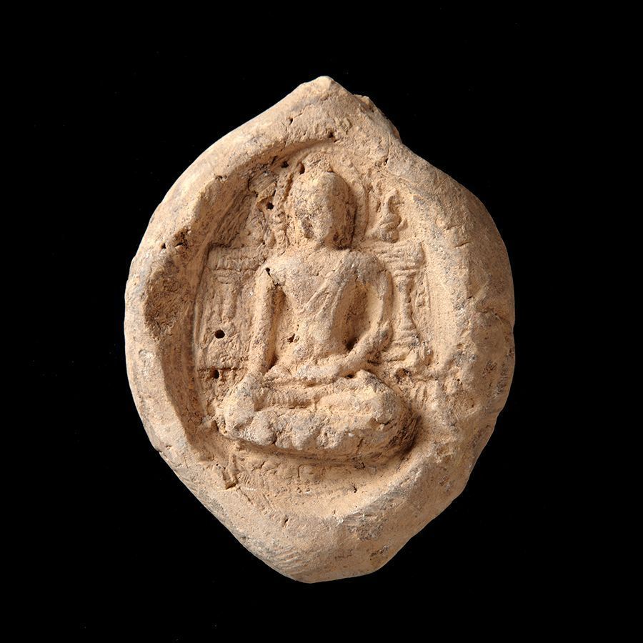 Buddha som sitter på en lotus. Selve tronen har en pillar på hver side med en gås oppå. Buddha har en halo, venstre hånd ligger i fanget, mens høyre hånd berører bakken. (UEM 11043) Foto: Kulturhistorisk museum, UiO/Eirik Irgens Johnsen