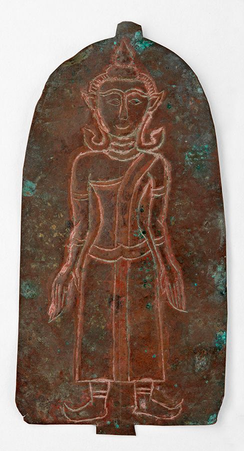Kobberplakett som ble brukt som offergave, med en relativt grovt&amp;#160;innrisset Buddha-figur. (UEM 11018) Foto: Kulturhistorisk museum, UiO/Mårten Teigen
