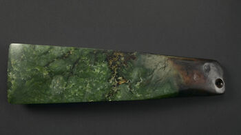 (UEM158)&amp;#160;Toki pounamu eller nefritt-øks fra Hokianga, Aotearoa New Zealand. Datert til den arkaiske maoriperioden (Te Tipunga 1200–1500). Bladet er finslipt med en skarp egg. Øksen var festet til et treskaft, som var holdt sammen med flettede fibre. Māorienes forfedre brakte teknologien man brukte for å lage disse øksene over til New Zealand, og de første gjenstandene laget av nefritt eller pounamu som dukker opp i den arkeologiske fortegnelsen, var økser. Gjenstander laget av nefritt ble høyt verdsatt av maoriene. Pounamu eller nefritt er en veldig sjelden steintype som kun finnes på Sørøya. Dette gjør steintypen svært ettertraktet, spesielt på Nordøya. Gjenstander som Toki pounamu var mest sannsynlig arvet gjennom generasjoner. De kan også ha blitt gitt som gaver til andre stammer (iwis), som igjen ble returnert på et senere tidspunkt.&amp;#160; Materiale: nefritt/jade Region og kultur: New Zealand – Maori&amp;#160;&amp;#160;