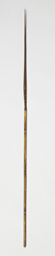 (UEM171 1-7)&amp;#160;Syv piler med pilespisser av tre. Disse er laget av bambus og kan komme fra Melanesia. Donert til Etnografisk museum av konsul Ring. Produksjonsdatoen er ukjent.&amp;#160; Materiale: Tre, vegetabilsk fiber, bambus Region og kultur: Melanesia eller Sør-Amerika (muligens Peru)&amp;#160;
