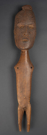 (UEM181) Trefigur/marionett eller karetao. Kommer fra Hokianga på Nordøya i Aotearoa New Zealand. Gjenstanden er datert til den klassiske maoriperioden (Te Puawiatanga 1500–1800). Ved hjelp av treskjærings-teknikker er karetaoen dekorert med graverte mønstre som ligner på ta moko (Maori-tatoveringer) på ansiktet. Hullene på skuldrene brukte man til å feste armene til karetaoen med tråder som ble knyttet sammen på ryggen til figuren.&amp;#160; Hullene på hodet indikerer at det muligens har vært festet menneskehår på det. Ved å dra i tråden festet til ryggen, vil karetaoen danse. &amp;#160; Denne gjenstanden ble innsamlet av Fredrik Ring i Valparaiso i Chile på 1820-tallet. Selve gjenstanden er datert til den klassiske maoriperioden (Te Puawiatanga 1500–1800). Konsul Ring donerte gjenstanden til Etnografisk museum i 1833. 76 cm.&amp;#160; Materiale: Tre &amp;#160; Region og kultur: Hokianga, New Zealand – Māori&amp;#160;