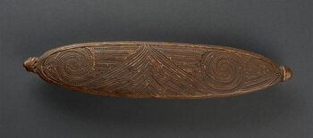 (UEM190b)&amp;#160;Trekasse til oppbevaring av verdifulle gjenstander eller wakahuia fra Hokianga, Aotearoa New Zealand. Datert til den klassiske maoriperioden (Te Puawaitanga 1500–1800). Esken til verdifulle gjenstander ble ansett for å være en vakker og funksjonell taonga, og brukt til oppbevaring av personlige viktige verdisaker (taonga) som ornamenter i nefritt (f.eks. hei tiki) og fjær. Esken ble ikke nødvendigvis skåret ut av en spesialist, men kunne ha blitt laget av personer med andre ferdigheter, som holdt seg innenfor utskjæringsstilen til deres egne stammer. Den var mest sannsynlig skåret ut med steinverktøy, sannsynligvis nefritt. Eskene er forbundet med høvdinger, som også gjorde eskene tapu, noe som betyr at de kunne forårsake ulykke og død hvis de ikke ble behandlet på riktig måte. Dekoren i seg selv har en kurvlineær form med sammenføyde spiraler som løper inn i hverandre. Disse kan symbolisere klantilhørighet, så vel som kosmologi. Når esken og innholdet var tapu, ble det gjort tiltak for at det ikke skulle forstyrres på noen måte. De ble firet opp under husets takbjelker. Der kunne de da både beskues av de som satt under (derav den fint dekorerte undersiden), og samtidig være utenfor rekkevidde. Materiale: Tre Region og kultur: New Zealand – Maori&amp;#160;