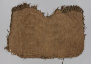 (UEM191)&amp;#160; En maori høvdingkappe laget ved å flette/veve hamp. Kappen er rundt 100 cm lang og 1,70 cm bred. Gjenstanden kom til Etnografisk museum i 1833. Den ser imidlertid ikke ut til å ha kommet til rette etter at den ble flyttet til samlingen på Økern. Materiale: Hamp, plantefiber&amp;#160; Region og kultur: New Zealand – Maori&amp;#160;