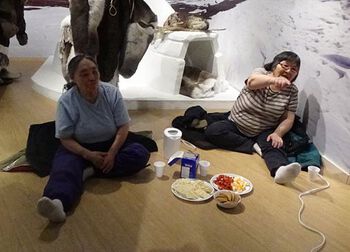 Martha Atkichok og Ruth Qirqut forklarer.