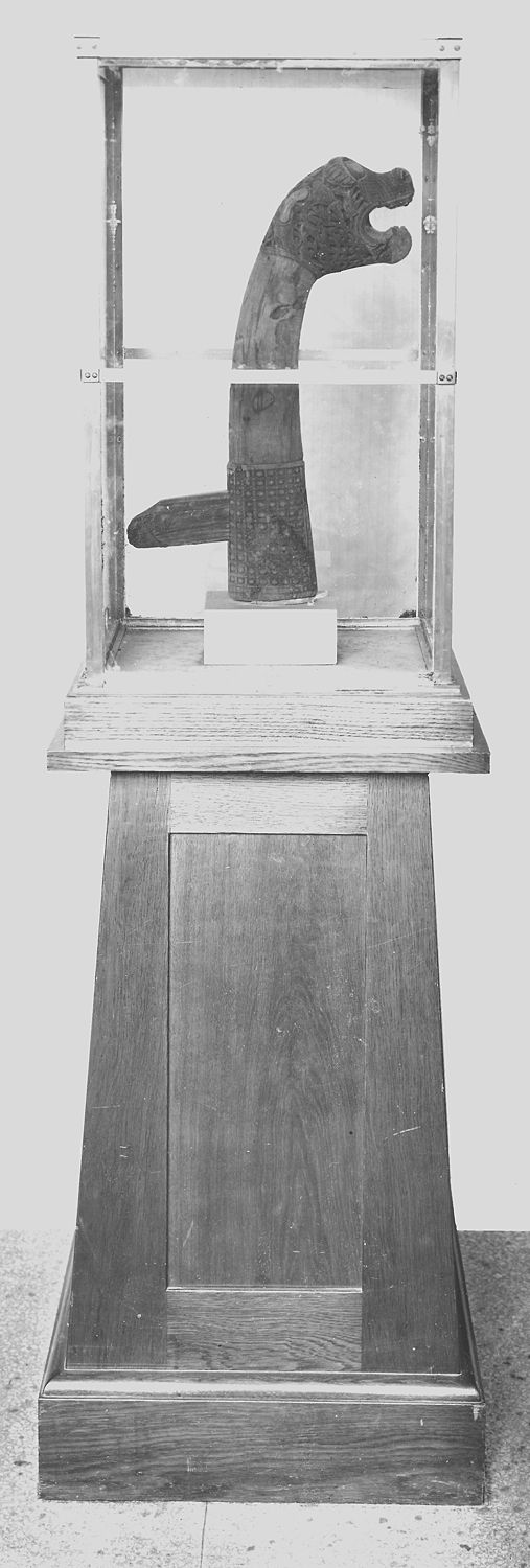 Dyrehodestolpen &#39;Akademikeren&#39; utstilt i et akvarium i Osebergsalen i Historisk museum, ca. 1912.