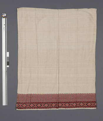 (UEM46993) Brukes under drapert sjal til hverdag og fest (se UEM46988 ). Erisilken er varm, derfor brukes denne mekhelaen på kalde dager. Materiale: erisilke og bomull. Assam, Majuli, Kamalabari.
