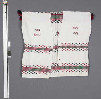 (UEM46995) Kvinnebluse, brukt til hverdags, fest og under ritualer.  Se UEM46992 . Materiale: akryl. Assam og Majuli.