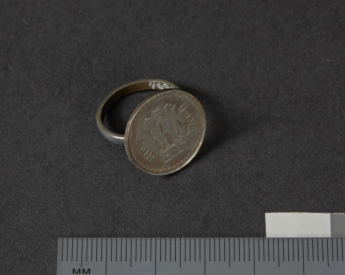 (UEM46907: a+ b) Ringer brukes i alle sosiale anledninger. I eldre tid kunne kvinnene ha på 24 ringer, tre på hver finger utenom tomlene. Denne typen med mynt loddet på en sølvring er en vanlig ring. Gamle ringer hadde fine sølvmynter. Kaban Rongpharpi har fått de laget på markedet i Dokmoka.