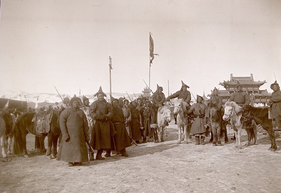 (UEMf09893_011) Soldater feirer Bogd Khaan foran Vinterpalasset (dagens Bogd Khaan-palassmuseum), før eller etter prosesjonen til Det gule palasset i sentrum av Urga.