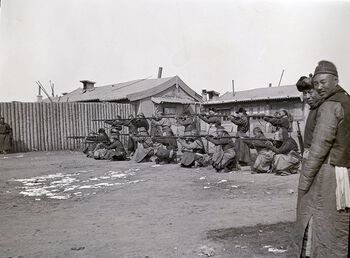 (UEMf09893_088) Etter uavhengigheten i 1911 trente russiske instruktører en ny mongolsk hær. Fotografiet viser tilgangen Mamen hadde etter å ha bodd i Urga i halvannet år. Dette fotografiet ble tatt 25. mars 1913, like før kampene i ‘Five road battle’ brøt ut ved den sino-mongolske grensen.