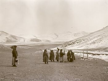 (UEMf09893_103) Den mongolske regjeringen hadde monopol på bruk av makt og praktiserte dødsstraff på et fjell like nord for Urga. Den 13. april 1913 fotograferte Mamen henrettelsen av en Tsakhar-soldaten, som betyr en soldat fra dagens Indre Mongolia. Fotografiet viser eldre mongolsk tradisjon ved dødsstraff; etter å ha fått spise seg mett, får den dødsdømte se et bilde av Buddha før han kan uttrykkersitt siste ønske, som for Tsakhar-soldaten, skrev Mamen, var å bli gjenfødt som soldat for Bogd Khaan.