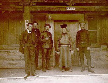 (UEMf09893_165) Den kinesiske telegrafen ble allerede overtatt av mongolene 6. desember 1911, senere etterfulgt av telegrafen til Russland. Fotografiet viser den mongolsk-russiske kontrollen av en av telegrafstasjonene i 1913. Mamens bildetekst lyder: 'Hele mannskapet på mongolsk telegraf. Tolstikhin, Baterching Saisang, Yegeroff, Davidenko og Shelkunoff.'