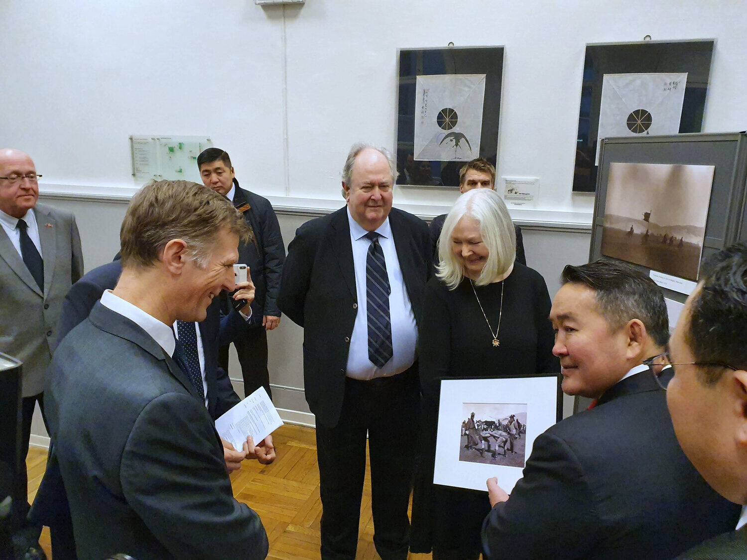 I januar 2020 var den mongolske presidenten K. Battulga i Norge på statsbesøk. I den anledningen besøkte presidenten Kulturhistorisk museum for å se Mamen-samlingen. På fotografiet har tidligere direktør for museet, Håkon Glørstad, gitt et fotografi av en brytekamp fra 1914 til Battulga, som var verdensmester i bryting i 1989. Ved siden av dem står Per og Ellen Mamen, to av Mamens ti barnebarn. Helt til venstre er den mongolske konsulen til Norge, Kjetil Krane.