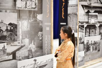 Publikum på fotoutstillingen "Historiske fotografier av konger og etterkommere av Chinggis Khaan", ved Chinggis Khaan National Museum, Ulaanbaatar, 2022.