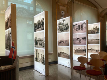 Fotoutstillingen 'Mongols in the Memories of Oscar Mamen' ved Kulturhistorisk museum, Oslo, Norge, oktober 2023.