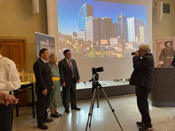 I 2023 ble konferansen 'Mongols in the Memories of Oscar Mamen' avholdt på Kulturhistorisk museum i Oslo, Norge, for å feire 55 år med diplomatiske forbindelser mellom Mongolia og Norge. Fremtredende gjester var (fra venstre) professor O. Batsaikhan, Institutt for internasjonale studier, Det Mongolske vitenskapsakademiet; Professor Emerita Maria Magdolna Tatár; og Janabazar, Mongolias ambassadør til Sverige, akkreditert til Norge i 2023.