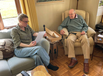 I mars 2025 besøkte doktor Maria Kartveit Mamens tredje sønn, John Lindgren, i Cambridge sammen med Mamens barnebarn Thor Mamen. På fotografiet viser John dokumentasjon ukjent for Mamen-samlingen i Norge, eksempelvis et brev som påstår Roald Amundsen tilbød Mamen en plass på sin Sydpol-ekspedisjon i 1910. Fordi Amundsen ikke ga ham plass på selve ski-ekspedisjonen, takket Mamen nei til tilbudet og reiste i stedet til Mongolia.
